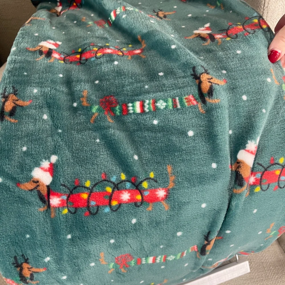 Holiday Christmas Dachshunds in Holiday Outfits Plush Blanket NWT 50”x70”